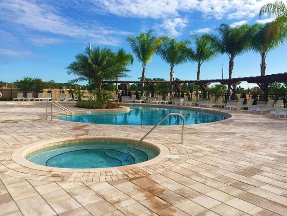 Great townhouse in gated community West Lucaya